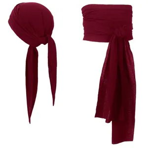Détail du foulard de pirate médiéval et de la ceinture en lin pour costume d'Halloween.