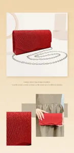 Rote Glitzer Abendtasche Detailansicht mit plissierter Textur und silberner Kette.