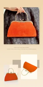 Vue détaillée de l'élégant sac de soirée en velours orange avec cadre et poignée dorés.