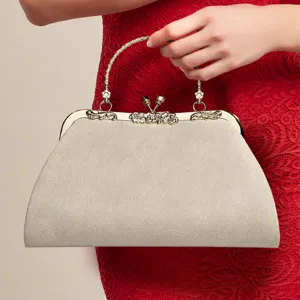 Sac de soirée élégant en velours avec poignée en métal strass, pochette rétro de luxe.