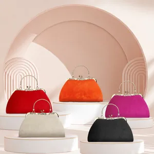 Élégant sac de soirée en velours avec fermoir baiser en métal pour femmes élégantes.