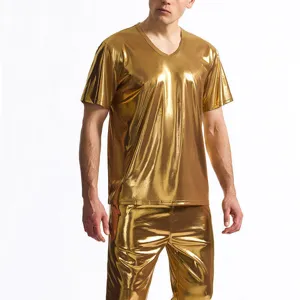 Set top e pantaloni corti con scollo a V oro metallizzato da uomo dettaglio costume disco lucido