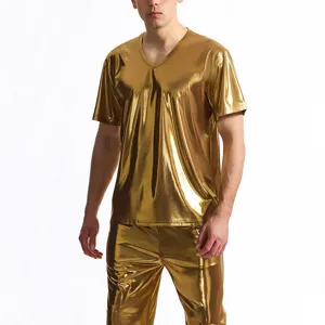 Dettaglio in tessuto oro metallizzato della t-shirt scollo V disco da uomo e pantaloni.