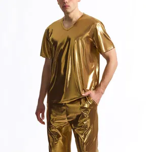 Set di costume da festa disco da uomo con t-shirt a scollo a V e pantaloni dorati.