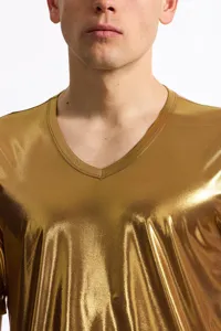 Maglietta da uomo con scollo a V oro metallizzato brillante per feste disco e club.