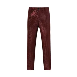 Pantaloni con paillettes rosse scintillanti uomo dettaglio, moda festa pantaloni casual