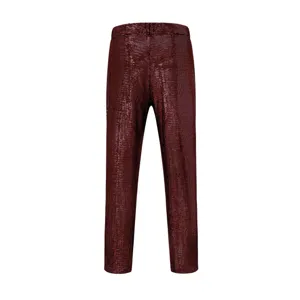Vista dettagliata dei pantaloni casual da uomo con paillettes rosse e tessuto brillante.