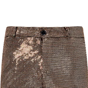 Dettaglio pantaloni eleganti uomo con paillettes, cintura in tessuto lucido e bottone.