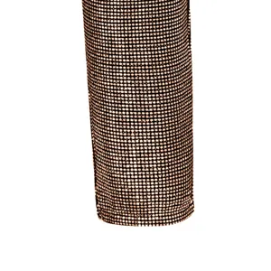 Primo piano ravvicinato del tessuto di paillettes lucide da uomo con texture brillante.