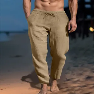 Detailansicht der khakifarbener Herren Leinen Freizeithose mit elastischem Kordelzug und Taschen.