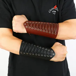 Détail en gros plan du bracelet en cuir punk rock avec laçage et œillets en métal.