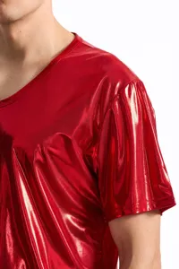 Primo piano della texture del top a maniche corte da uomo rosso metallizzato lucido e spalla.