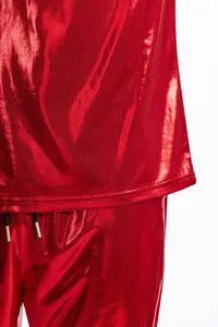 Dettaglio in primo piano del vestito disco metallico lucido da uomo in colore rosso.