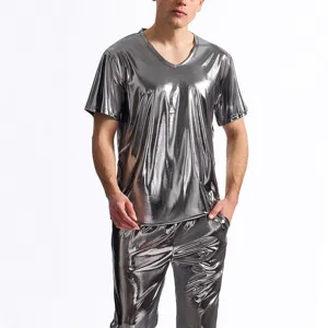 Vista dettagliata del top e dei pantaloni da disco da uomo in argento metallizzato lucido.