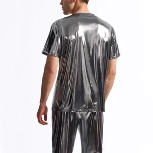 Dettaglio ravvicinato della schiena di un outfit disco metallizzato lucido, tessuto liscio.