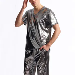 Dettagli in primo piano del top e dei pantaloni coordinati da discoteca metallizzati.