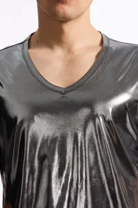 Maglietta da uomo lucida metallizzata con scollo a V, top disco argento alla moda.