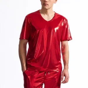 Maglietta uomo lucida con collo a V maniche corte, top rosso stile disco dettaglio.