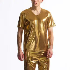 Primo piano dettagliato sulla lucida trama in tessuto dorato metallico del top.