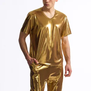 T-shirt uomo oro lucido metallizzato con collo a V, top elegante stile disco.