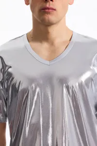 Dettaglio in primo piano del tessuto metallico lucido e scollo a V della maglietta da uomo.