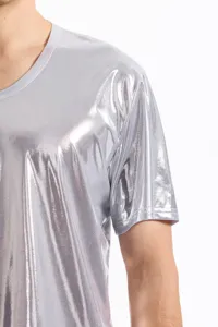 Dettaglio t-shirt argento metallizzato lucido da uomo, top da festa manica corta moda.