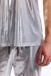 Dettaglio dell'outfit disco metallizzato lucido da uomo con tessuto e coulisse.