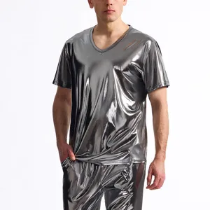 T-shirt da uomo con scollo a V a maniche corte in tessuto metallizzato lucido per festa.