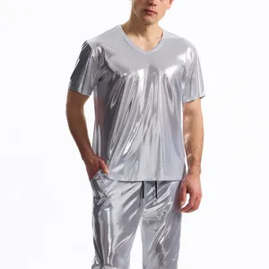 Maglietta e pantaloni argento metallizzato lucido con scollo a V da uomo per festa.