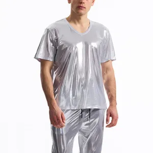Set top e pantaloni a maniche corte con scollo a V metallizzato lucido da uomo per festa.