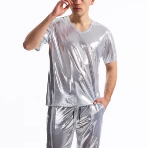 Dettagli del top e pantaloni con scollo a V a maniche corte metallizzati lucidi da uomo.