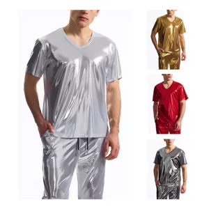 Set t-shirt e pantaloni disco lucido metallizzato con scollo a V uomo vista principale.