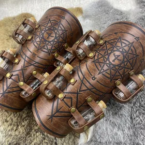 Détail de bracelet en cuir médiéval avec flacons en verre et symboles alchimiques occultes.