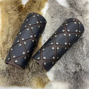 Bracciali in pelle medievali cavaliere mercenario paramani con rivetti metallici cosplay.