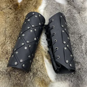 Paio di bracciali medievali in pelle nera con rivetti metallici e allacciatura per cosplay.