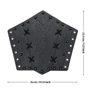 Bracer en cuir médiéval viking avec nœud celtique gaufré et rivets pour le cosplay.