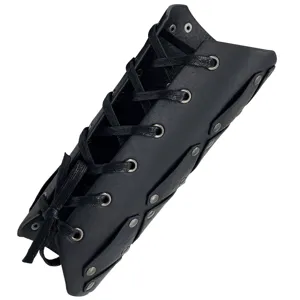 Bracciale in pelle nera stile medievale borchie cavaliere mercenario gotico cosplay accessorio