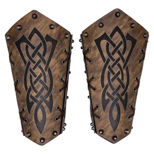 Vue détaillée de brassards en cuir de style médiéval viking avec rivets et motifs celtiques.