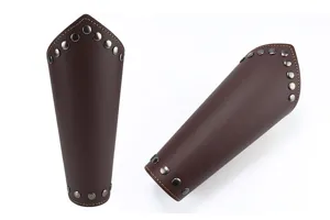 Gedetailleerd overzicht van middeleeuwse lederen armbarden, vintage punk polsbeschermers.