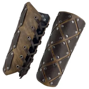 Medievale Retro Cavaliere Mercenario Polsino in Pelle PU Rivetti Griglia Allacciatura Bracciale Cosplay Accessori Costume Armatura da Polso