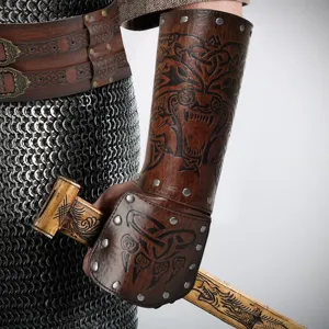 Mittelalter Wikinger Leder Armschienen Detailaufnahme mit geprägtem Wolfsdesign und Nieten.