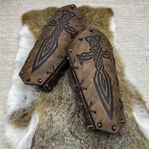 Bracelets de force médiévaux vikings en cuir avec rivets et motif d'épée celtique.