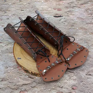Mittelalter ritter leder armschienen detailaufnahme mit rustikaler schnürung und nieten.