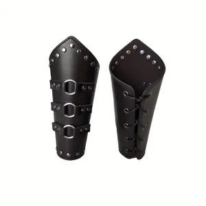 Polsino gotico in pelle nera stile punk medievale con borchie e anelli per uomo.