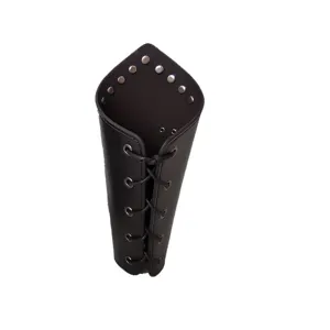 Bracciale in pelle punk medievale con rivetti in metallo e stringhe nere per cosplay.