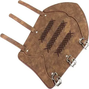 Vista detallada del brazalete de cuero punk medieval con correas ajustables y hebillas.