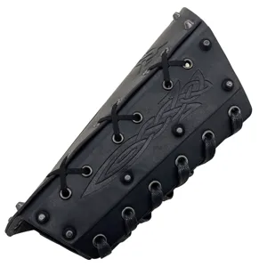 Vue détaillée du protège-bras en cuir médiéval Viking avec motifs celtiques embossés.