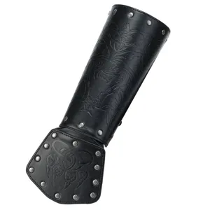 Detailansicht des mittelalterlichen Wikinger Lederarmschutzes mit Prägung und Metallnieten.
