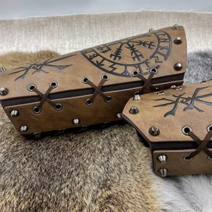 Vue détaillée de brassards en cuir viking médiéval avec rivets métalliques et runes pour cosplay.