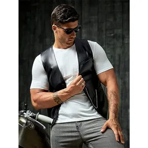 Gilet slim in ecopelle PU nera da uomo vista dettaglio che mostra la trama liscia del tessuto.